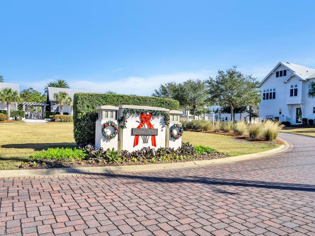 community sign with a lawn