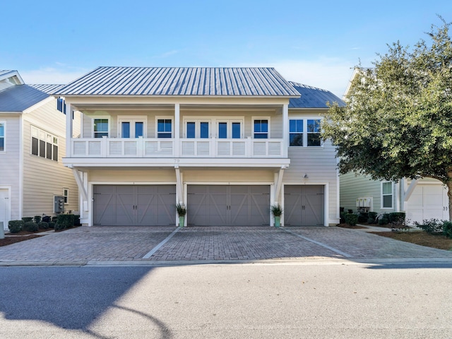 view of front of home featuring a balcony