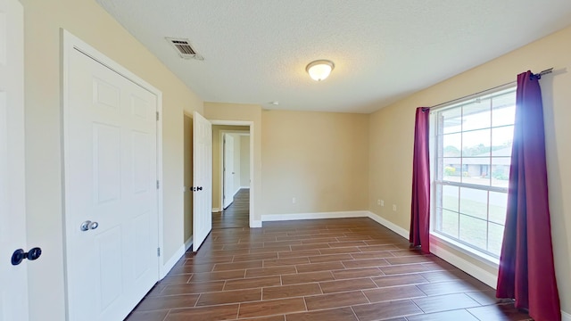 empty room featuring a textured ceiling