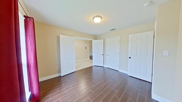 unfurnished bedroom featuring a textured ceiling