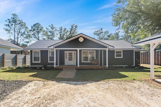 view of front facade featuring a front yard