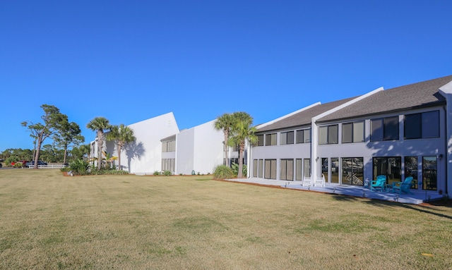 view of yard featuring a patio area