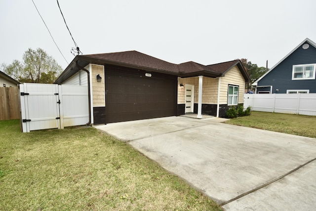 view of front of house featuring a front lawn and a garage