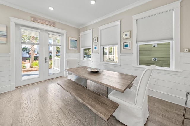 dining area featuring crown molding and light hardwood / wood-style flooring