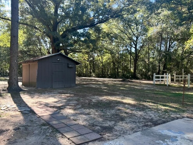 view of yard featuring a storage unit