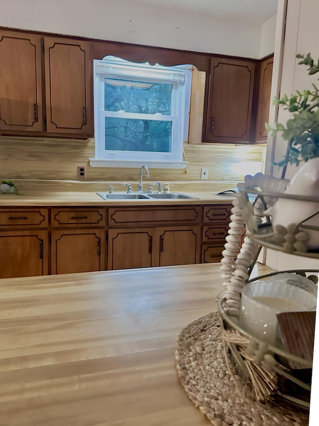 kitchen with backsplash and sink