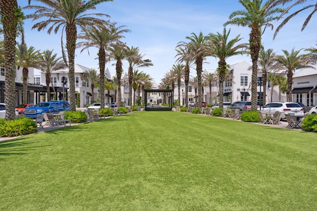 view of property's community featuring a lawn