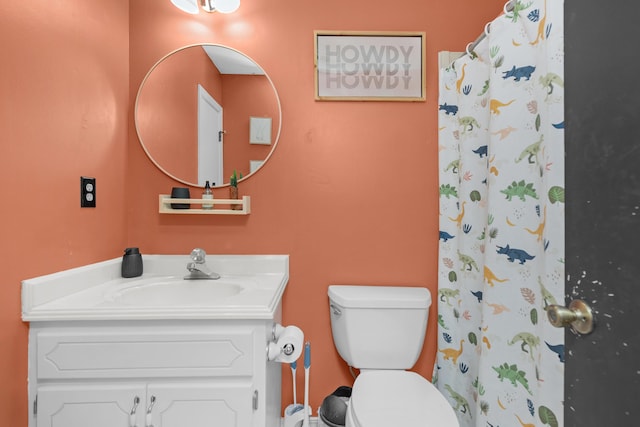 bathroom with a shower with shower curtain, vanity, and toilet