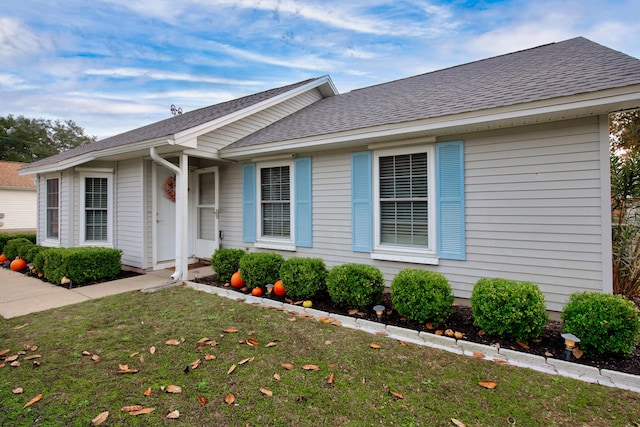 single story home with a front lawn