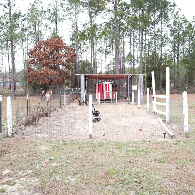 view of yard featuring an outdoor structure