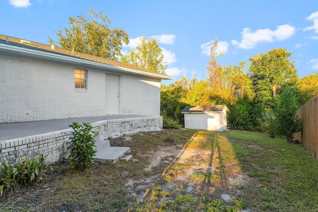 view of yard with a shed