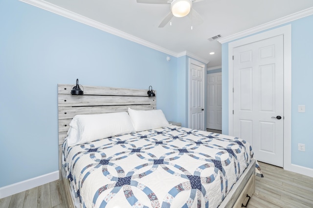 bedroom featuring ceiling fan, ornamental molding, light hardwood / wood-style floors, and a closet