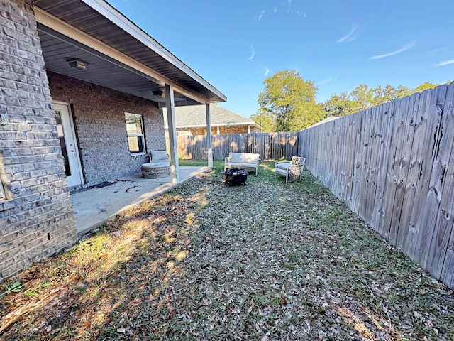 view of yard featuring a patio area