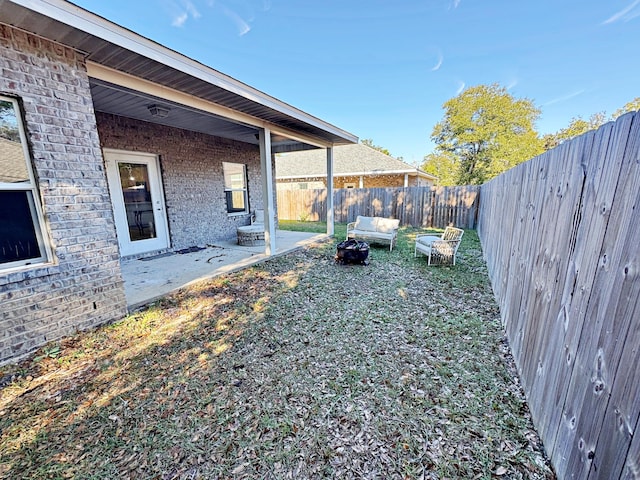 view of yard featuring outdoor lounge area and a patio