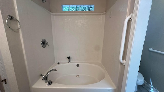 bathroom featuring toilet and a bathtub