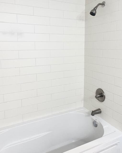 bathroom featuring tiled shower / bath