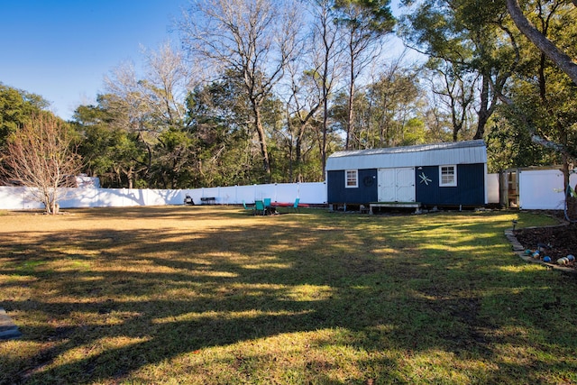 view of yard featuring a shed