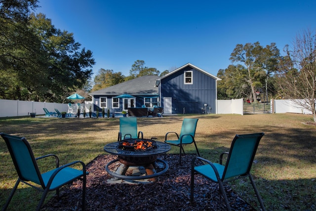 view of yard featuring an outdoor fire pit