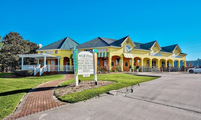 view of front facade featuring a front yard