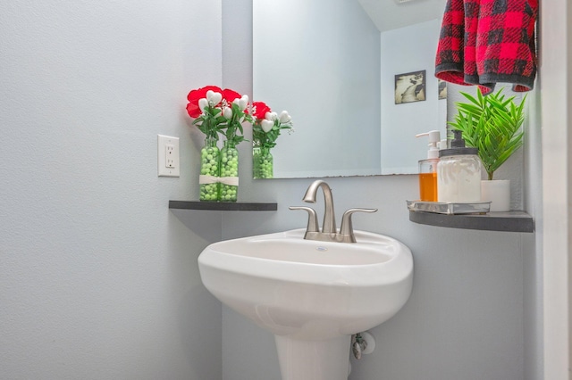 bathroom featuring sink