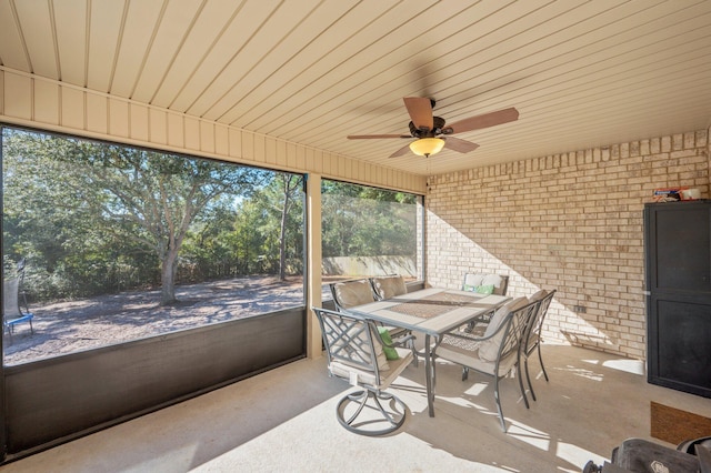 sunroom with ceiling fan