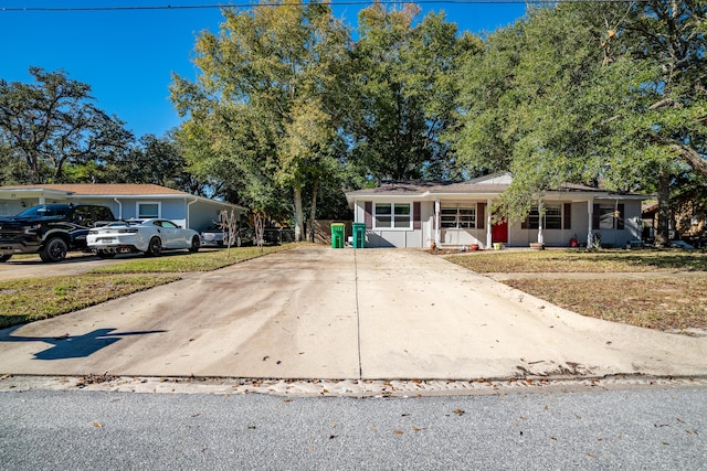 view of front facade featuring a front yard