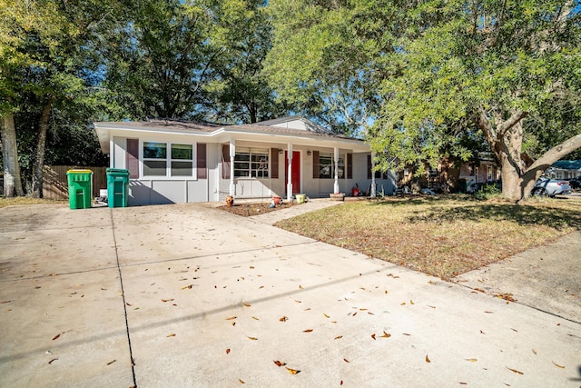 view of front facade with a front lawn and covered porch