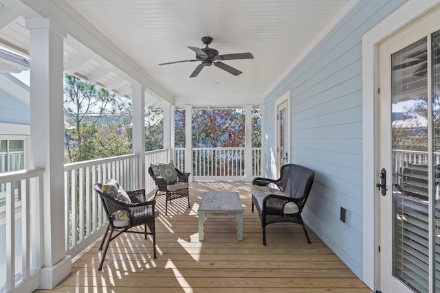 sunroom with ceiling fan