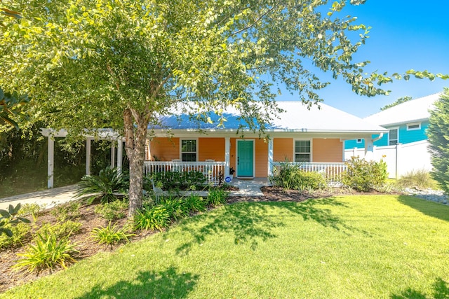 ranch-style home featuring a porch and a front yard