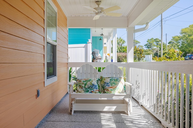 sunroom / solarium featuring ceiling fan