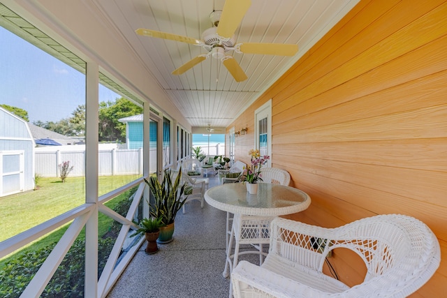 sunroom with ceiling fan