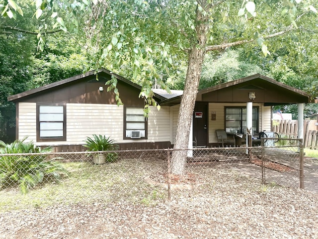 view of front of house with a fenced front yard