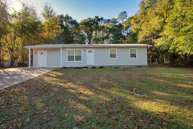 view of front facade with a front yard