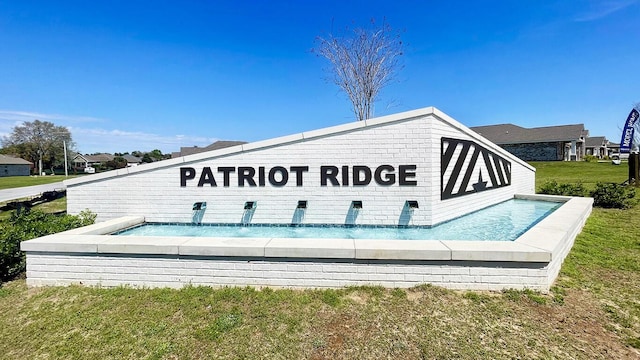 community sign with a lawn