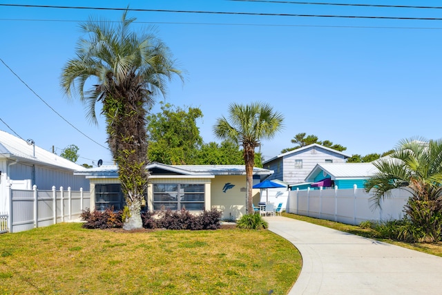 view of front of property with a front lawn