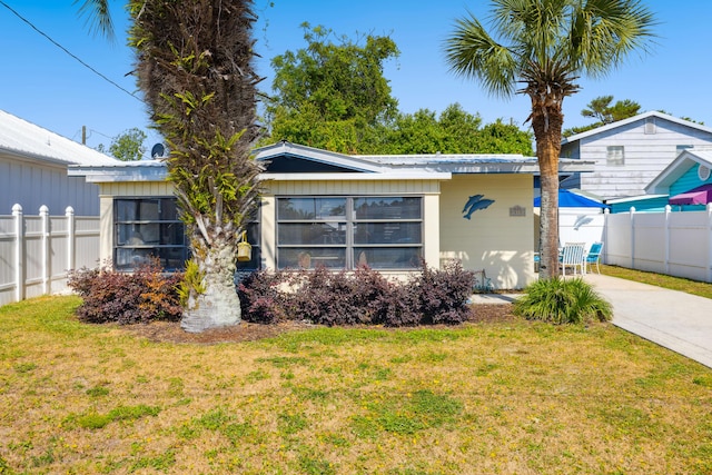 view of front facade featuring a front lawn