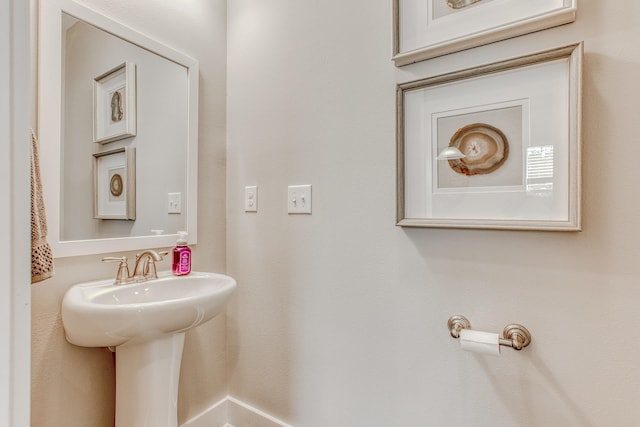 bathroom featuring sink