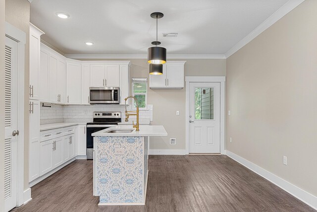 182 N Sand Palm Rd, Freeport, FL 32439 - kitchen featuring stainless steel appliances, a sink, dark wood-type flooring, baseboards, and light countertops