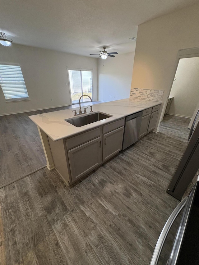 kitchen with ceiling fan, dishwasher, sink, dark wood-type flooring, and gray cabinets