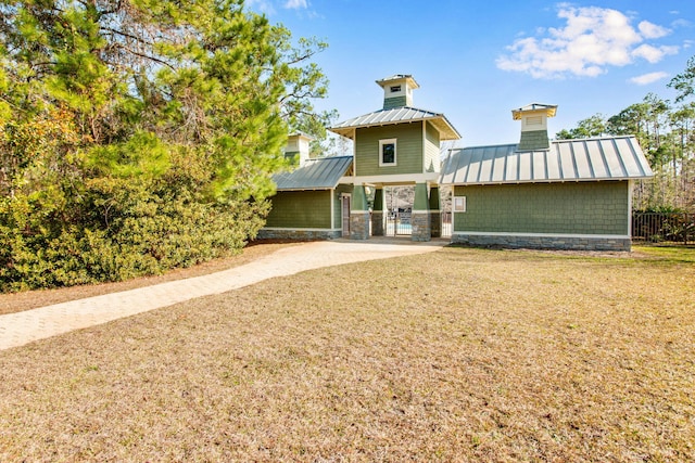 view of front facade featuring a front lawn