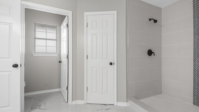 bathroom featuring a tile shower