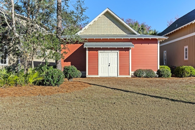 view of outbuilding featuring a yard