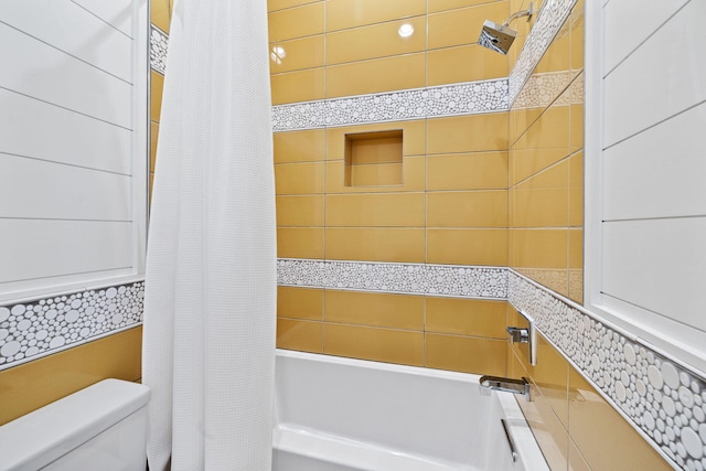 bathroom featuring shower / tub combo with curtain and toilet