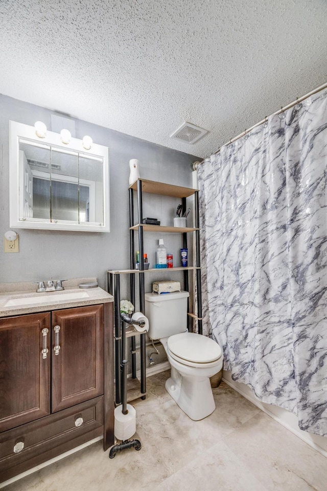 bathroom featuring a shower with shower curtain, vanity, toilet, and a textured ceiling