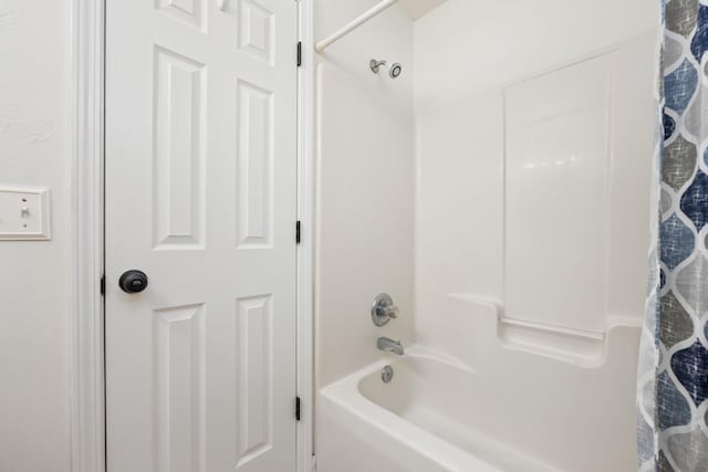 bathroom featuring shower / bathtub combination with curtain