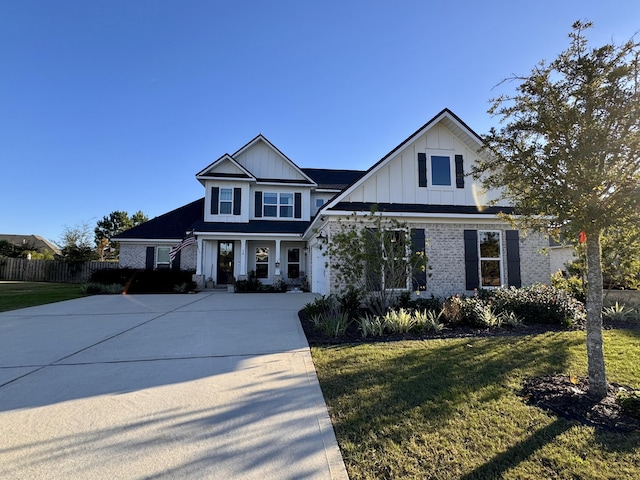 view of front facade featuring a front lawn