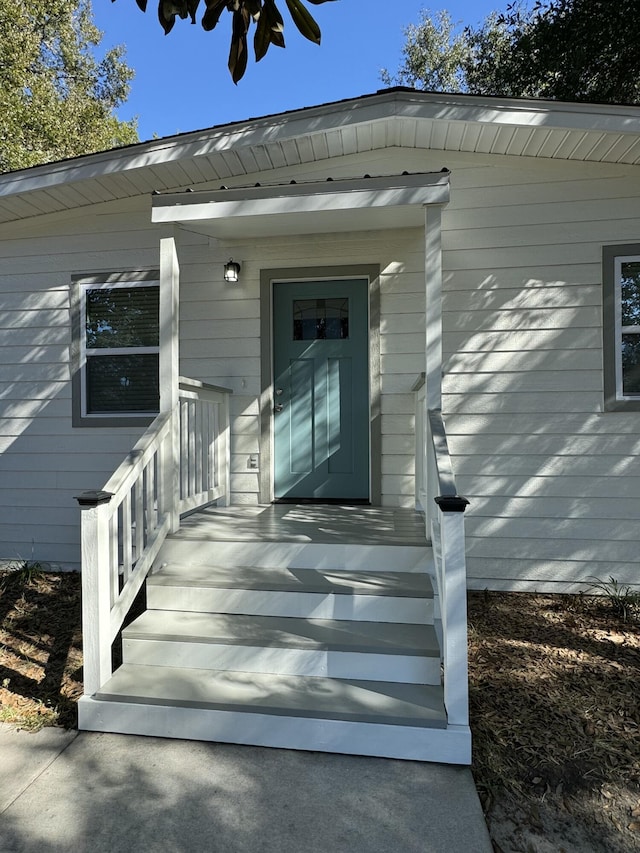 entrance to property featuring covered porch