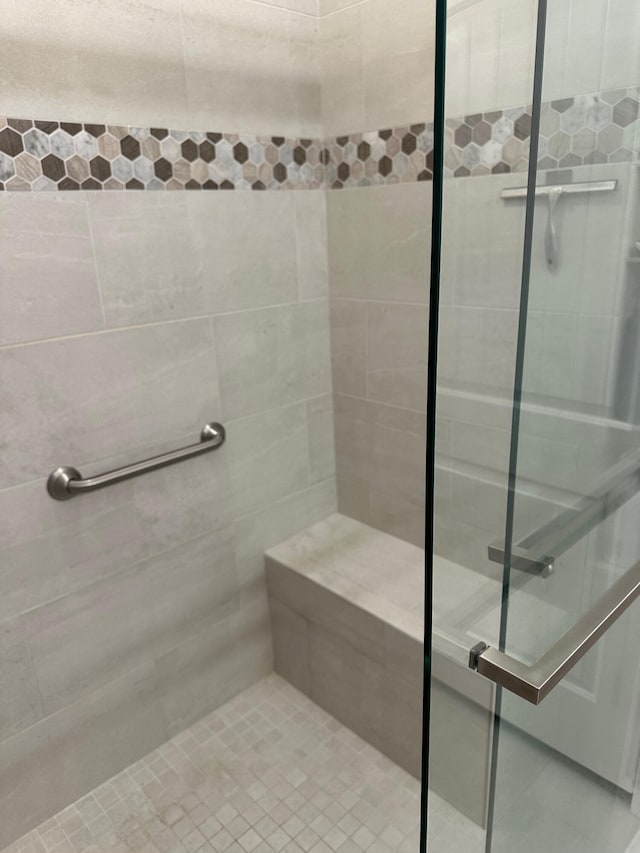 bathroom featuring a tile shower