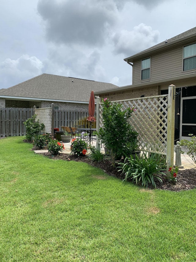 view of yard featuring a patio area