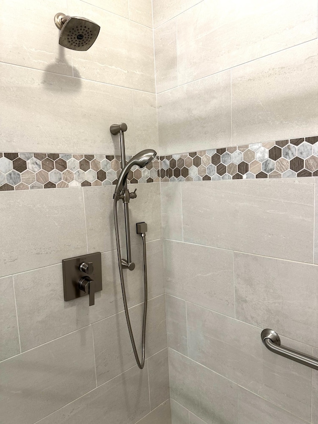 bathroom featuring tiled shower